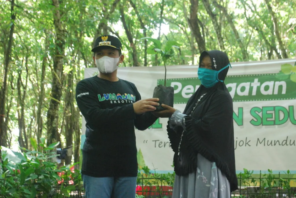 Bupati Lumajang Thoriqul Haq dan Istri Almarhum Salim Kancil Bu Tijah saat Hari Peringatan Pohon Sedunia