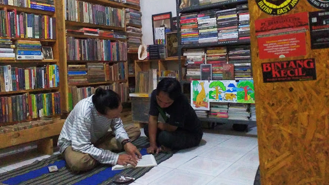 Kedai Kopi dan Toko Buku Bintang Kecil Kota Malang Epochstream 3