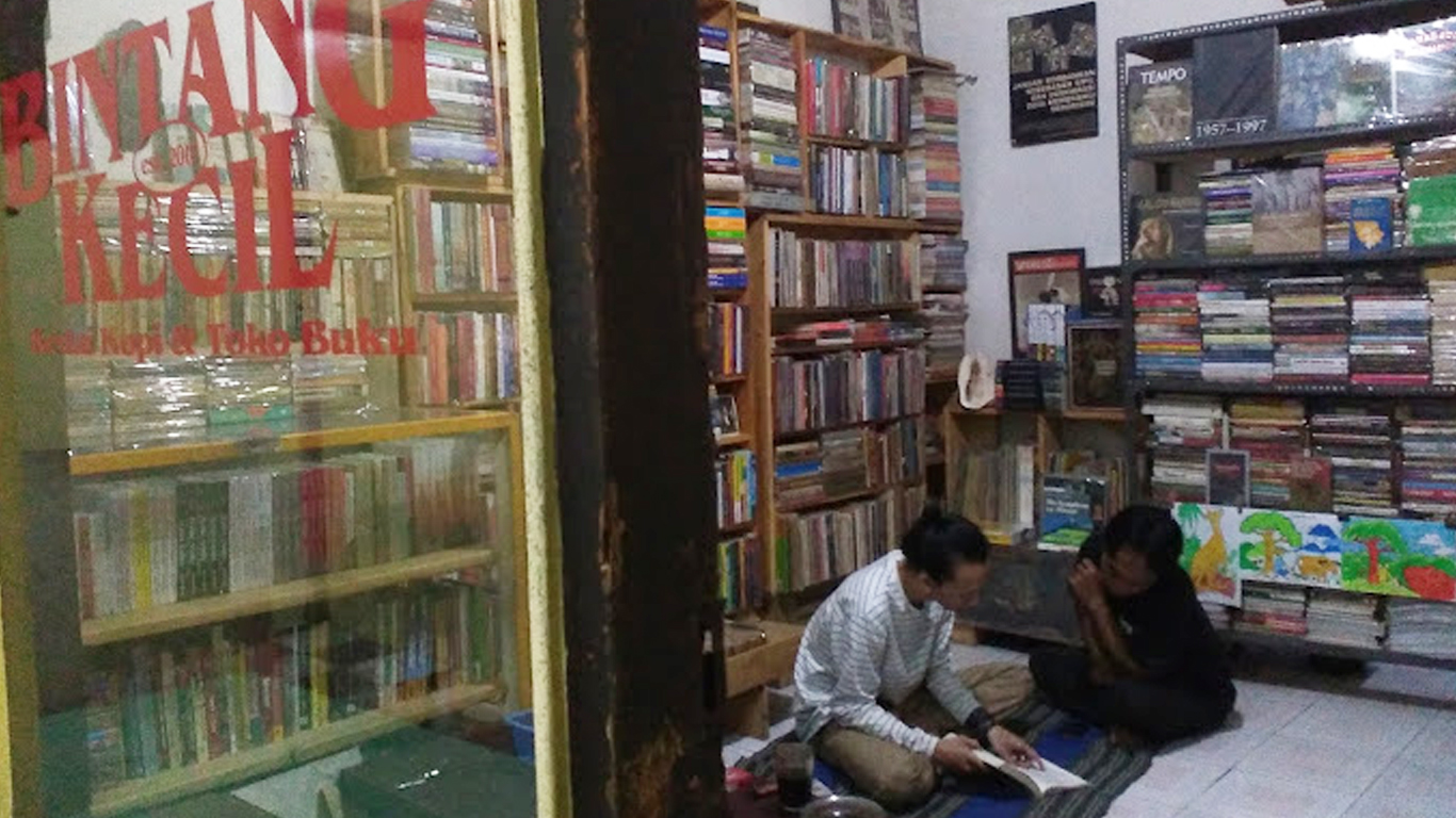 Kedai Kopi dan Toko Buku Bintang Kecil Kota Malang Epochstream