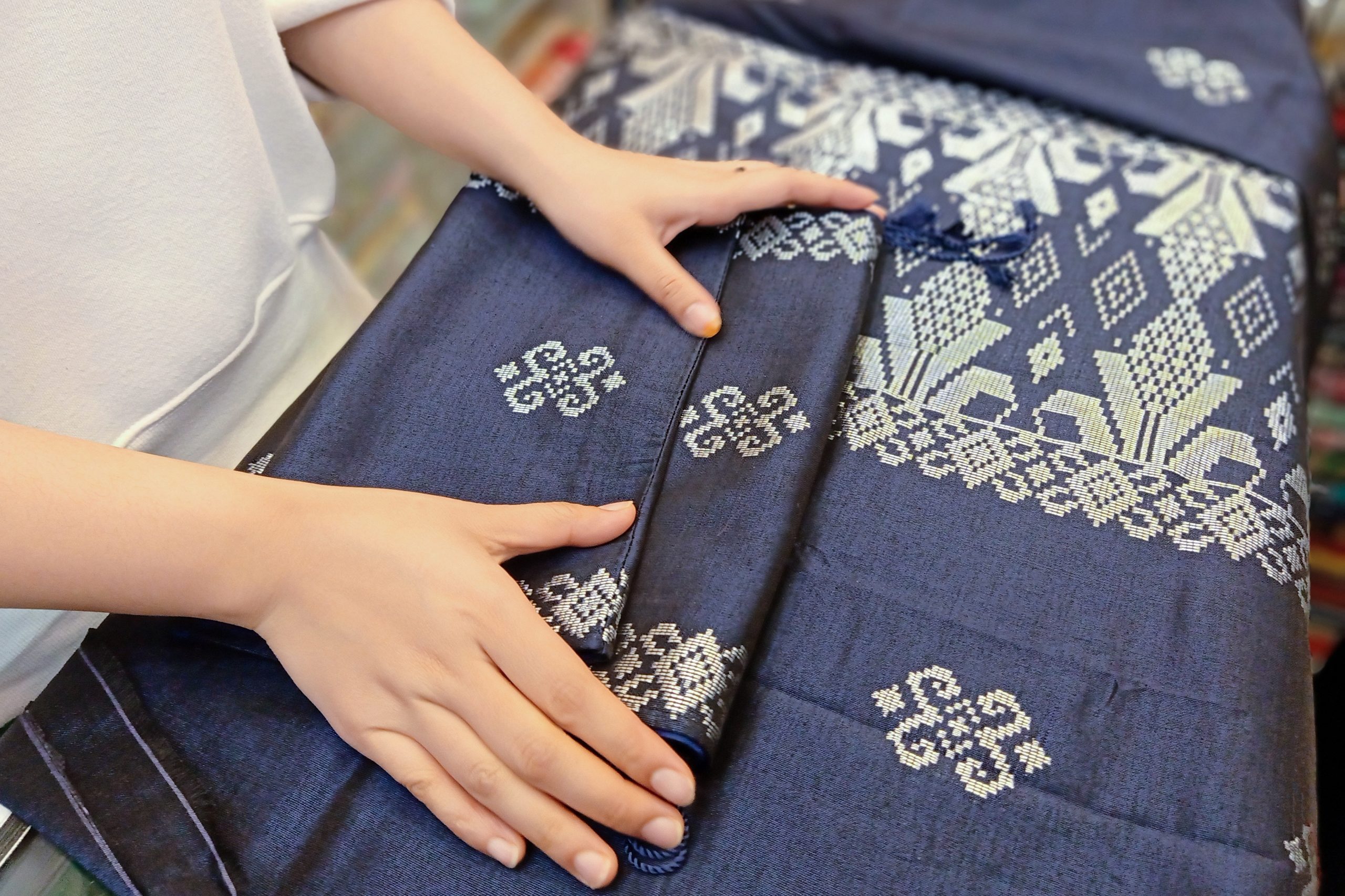 Motif detil dari Kain Songket Silungkang Shutterstock Ilham Abdi scaled