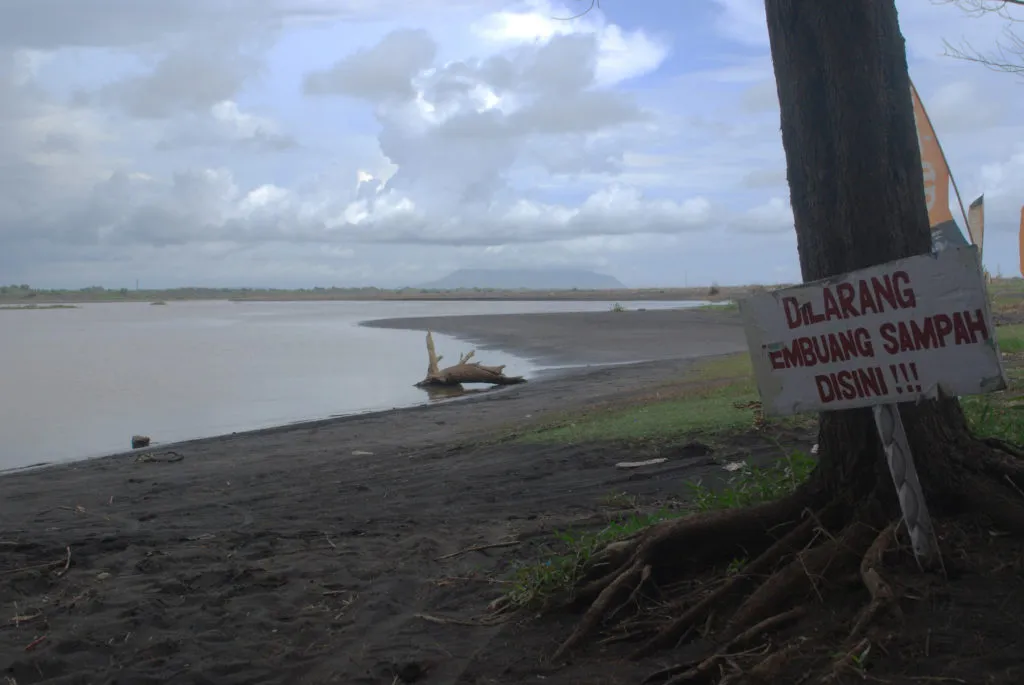 Pantai Laskar Pelangi Wotgalih Lumajang 1024x685 1