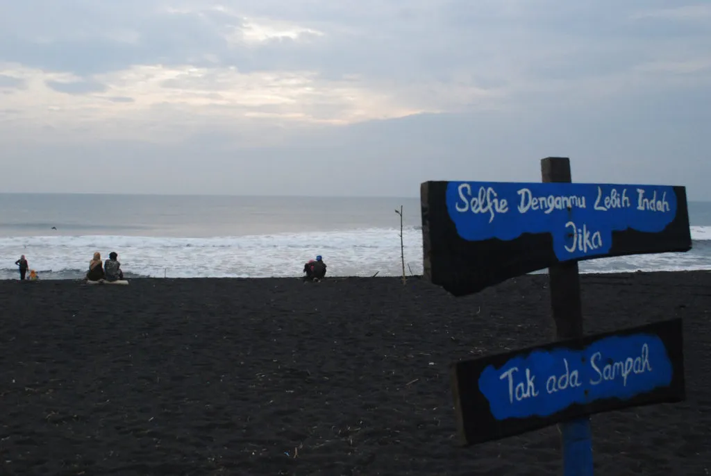 Sejumlah Wisatawan Menikmati Matahari Senja di Pantai Mbah Drajid Wotgalih Lumajang