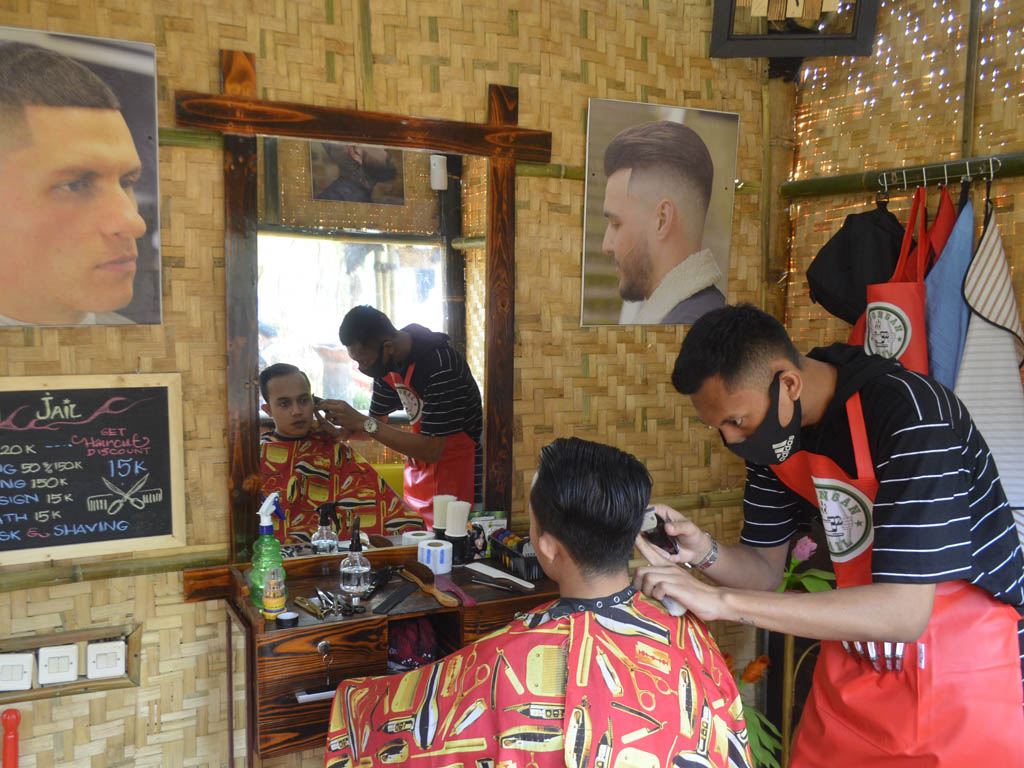 Warga Binaan yang Menjadi Tukang Cukur di Jagongan Jail Kota Malang