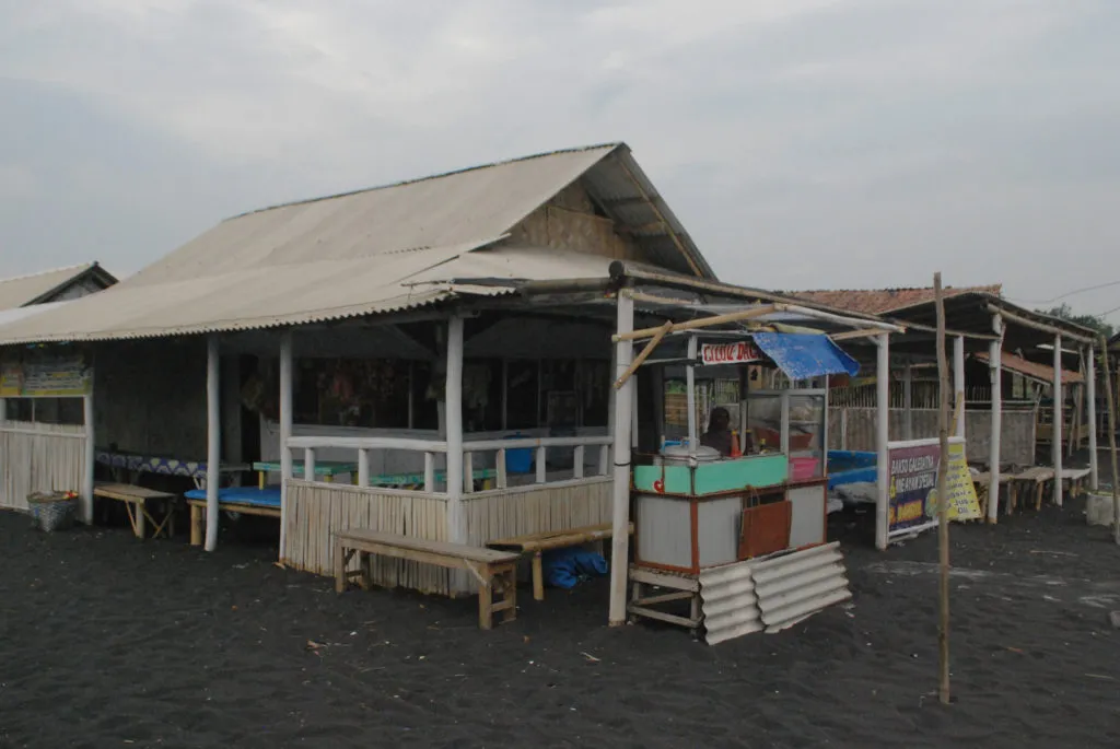 Warung warung Warga di Pantai Mbah Drajid Wotgalih Lumajang