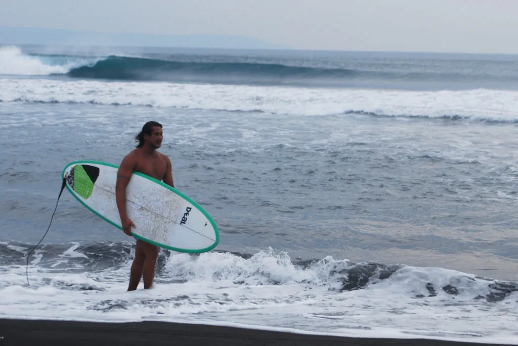 Wisatawan Asal Turki saat Berselancar di Pantai Mbah Drajid Wotgalih Lumajang