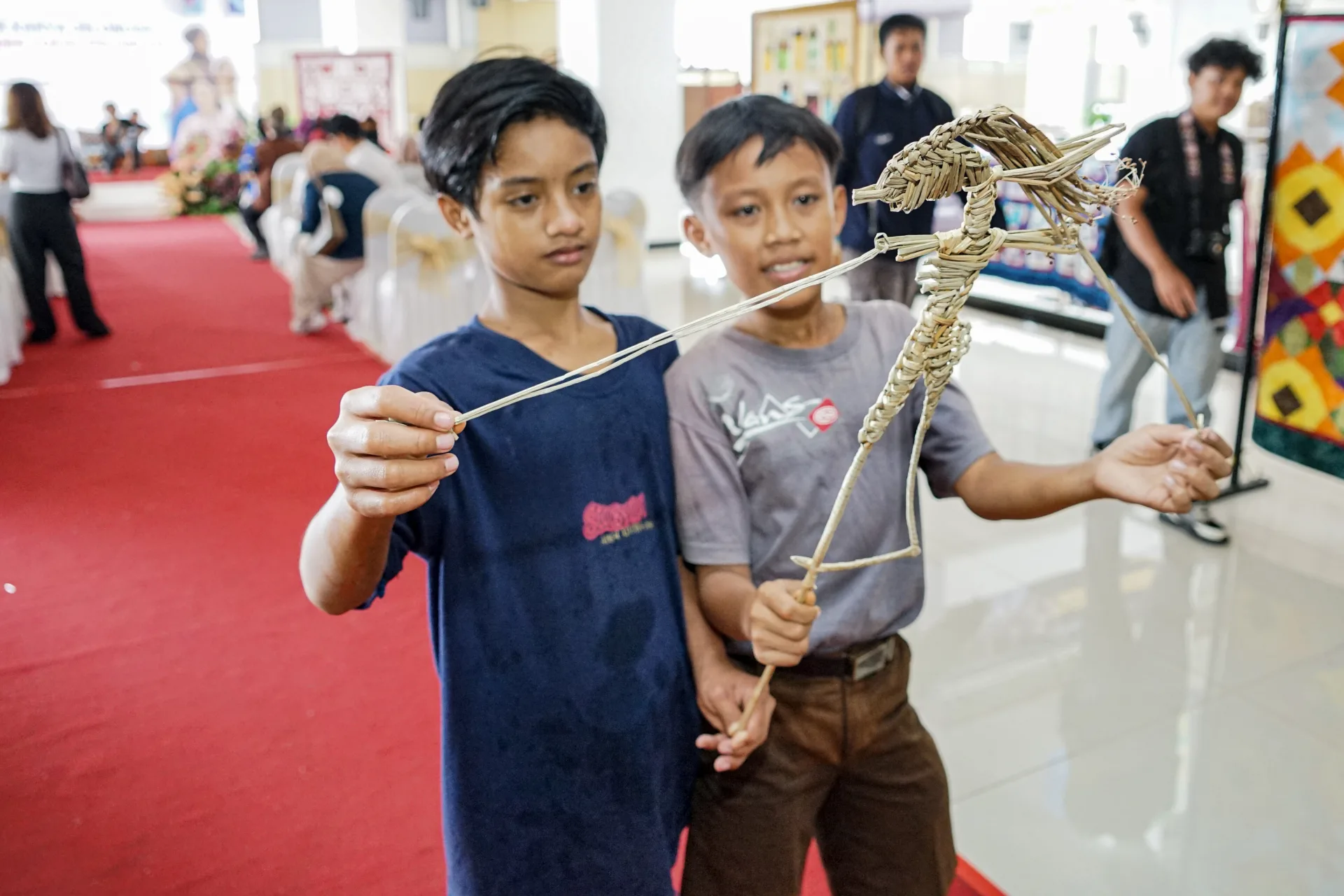 Anak-anak Bermain Wayang Suket saat Gelaran FMIX di MCC Foto by Apry Aje