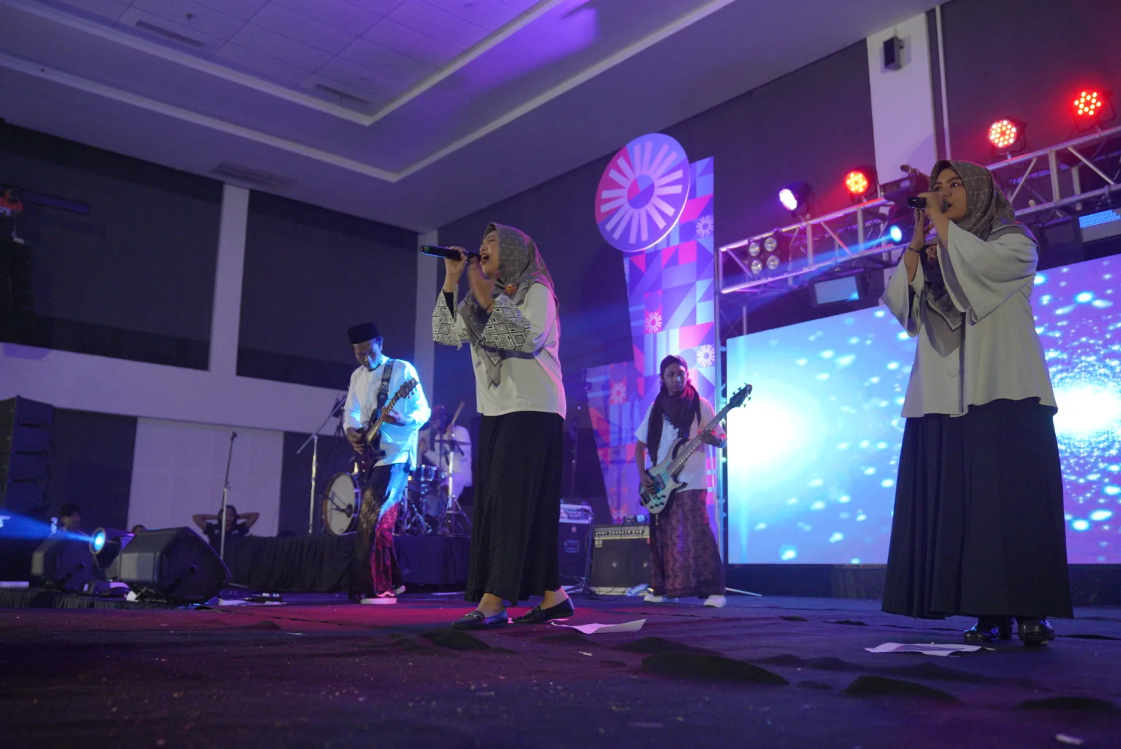 Penampilan Unik dari Theatering saat Gelaran FMIX di MCC Foto by Anom Harya