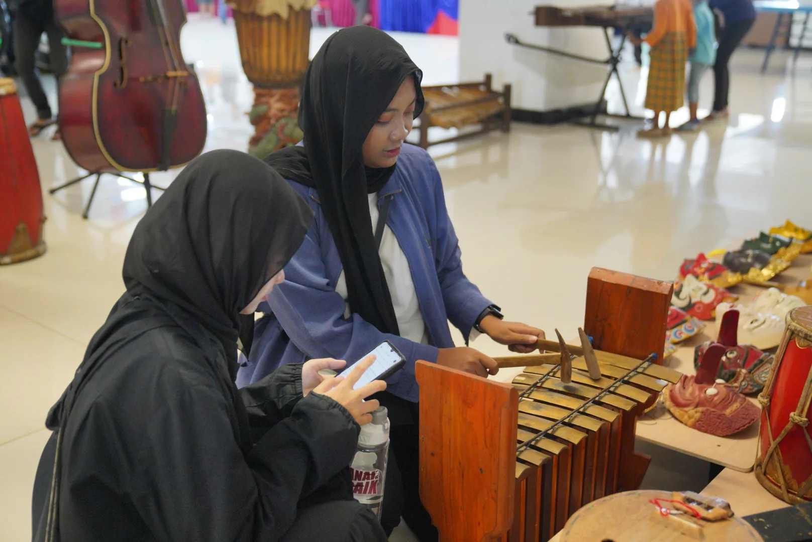 Pengunjung Mencoba Musik Tradisional Arca saat Gelaran FMIX di MCC Foto by Anom Harya