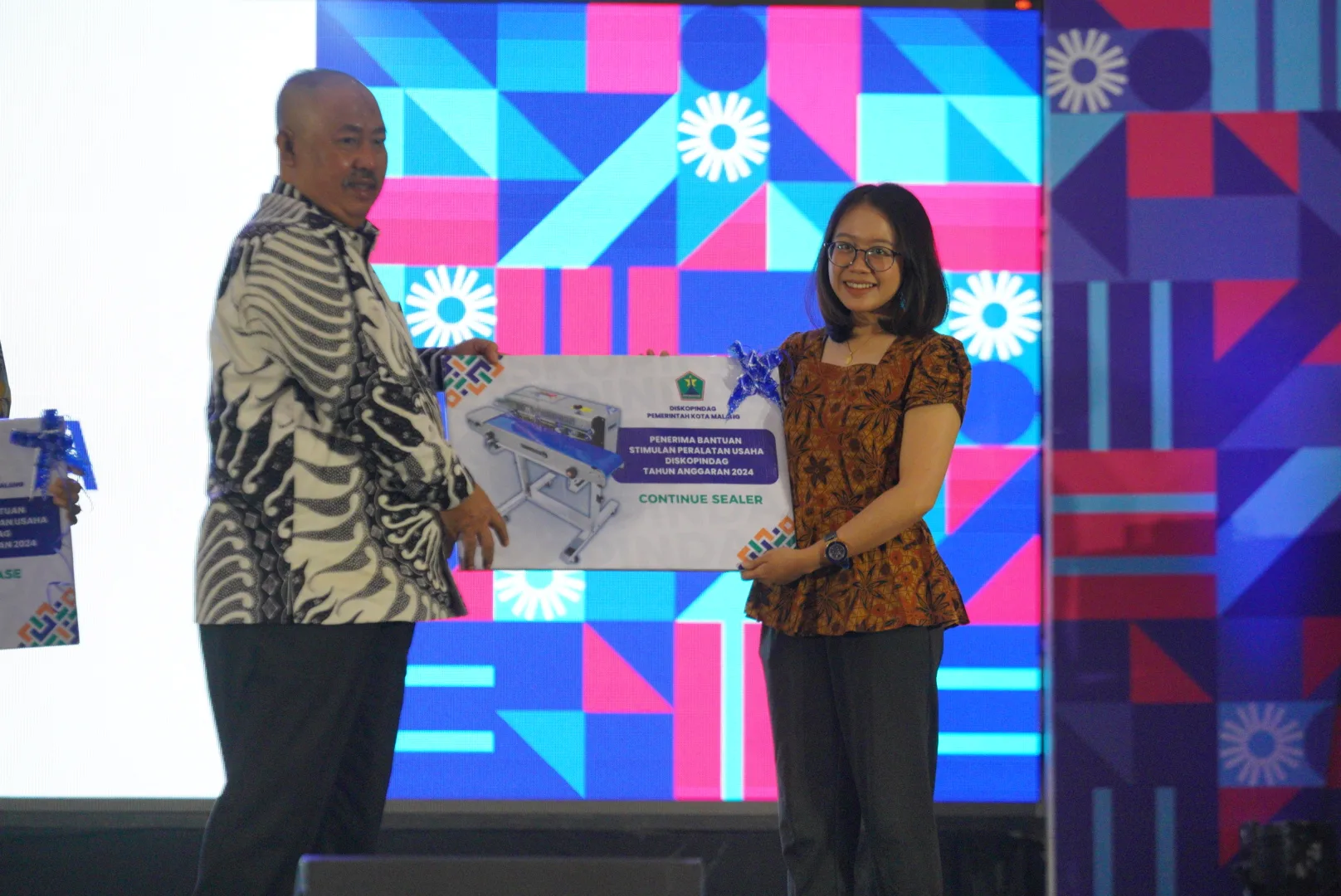 Penyerahan Bantuan Usaha dari Diskopindag kepada Salah Satu Pelaku Ekonomi Kreatif saat Gelaran FMX di MCC Foto by Anom Harya