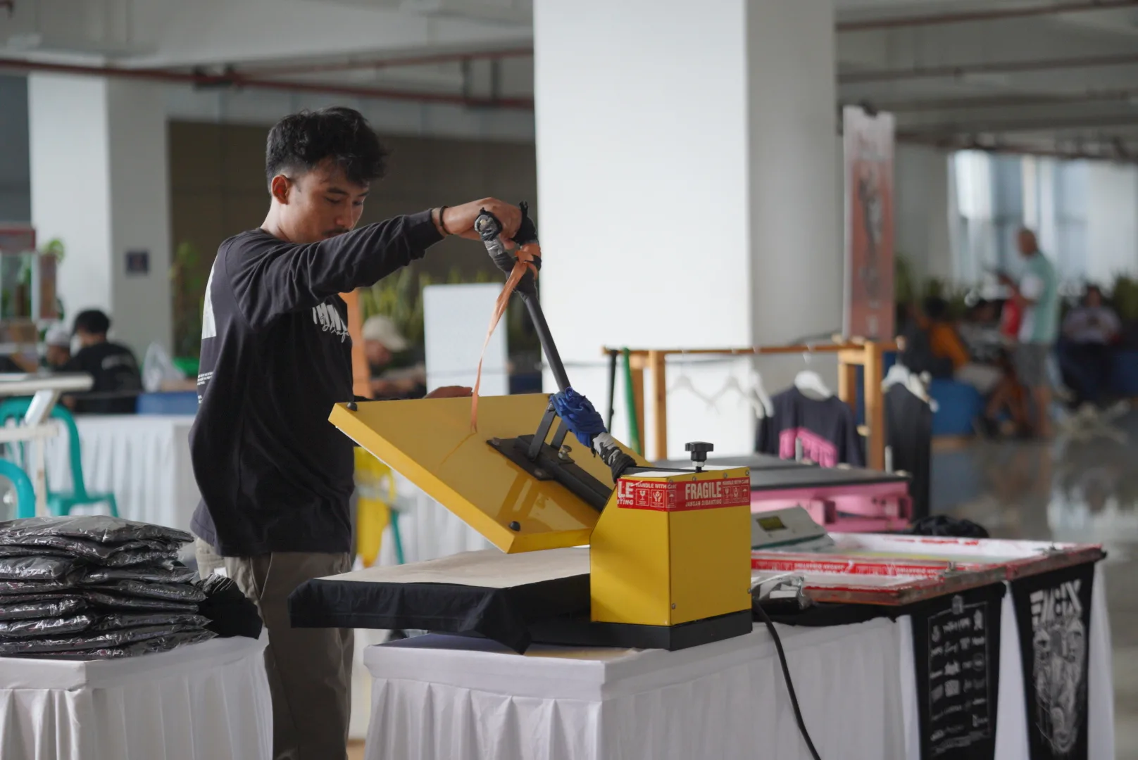 Proses Live Sablon saat Gelaran FMIX di MCC Foto by Anom Harya