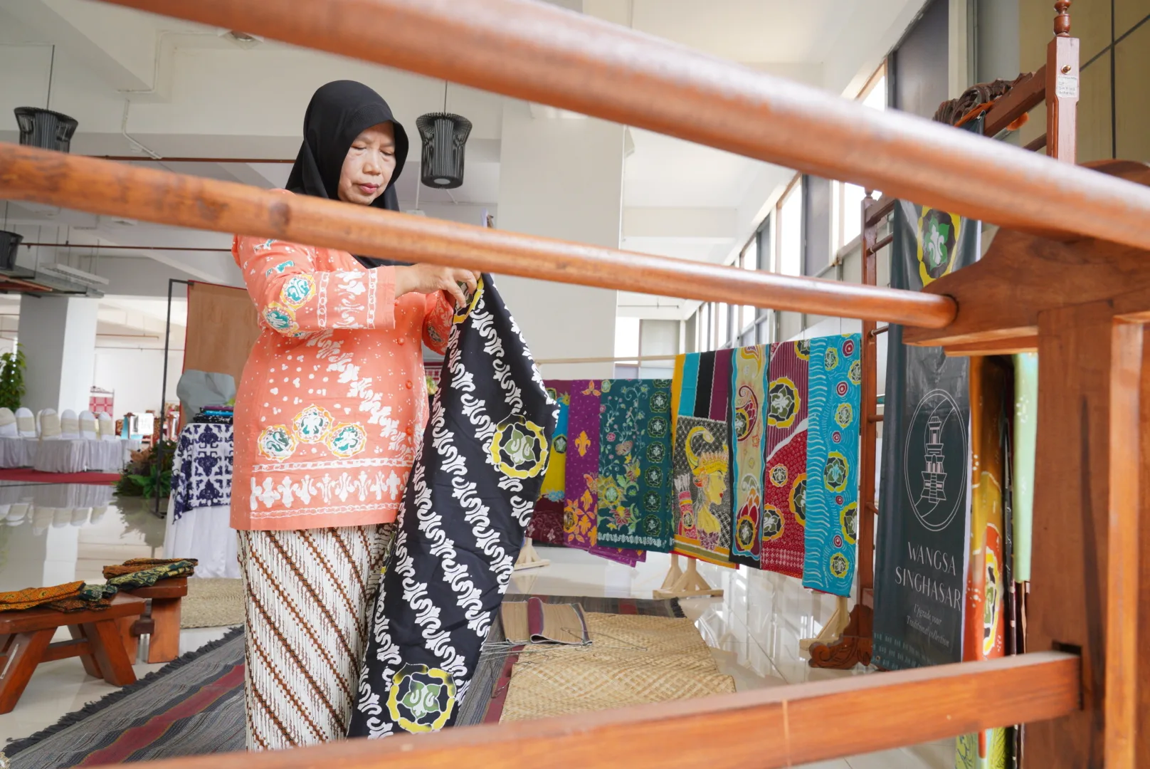 Salah Satu Pelaku Ekonomi Kreatif Menggelr Pameran Batik Motif Adiluhung selama Gelaran FMIX di MCC Foto by Anom Harya