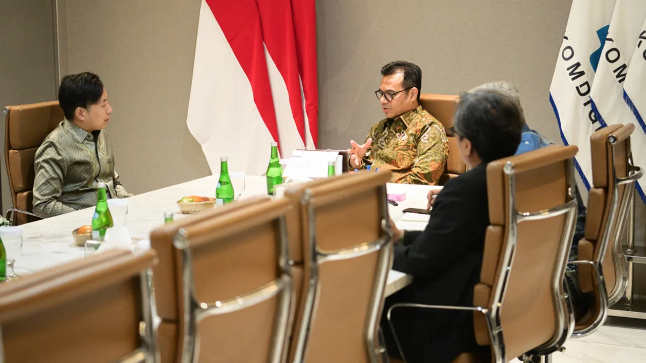 Wamenkomdigi Nezar Patria saat menerima kunjungan Wakil Duta Besar Singapura untuk Indonesia, Terrence Teo