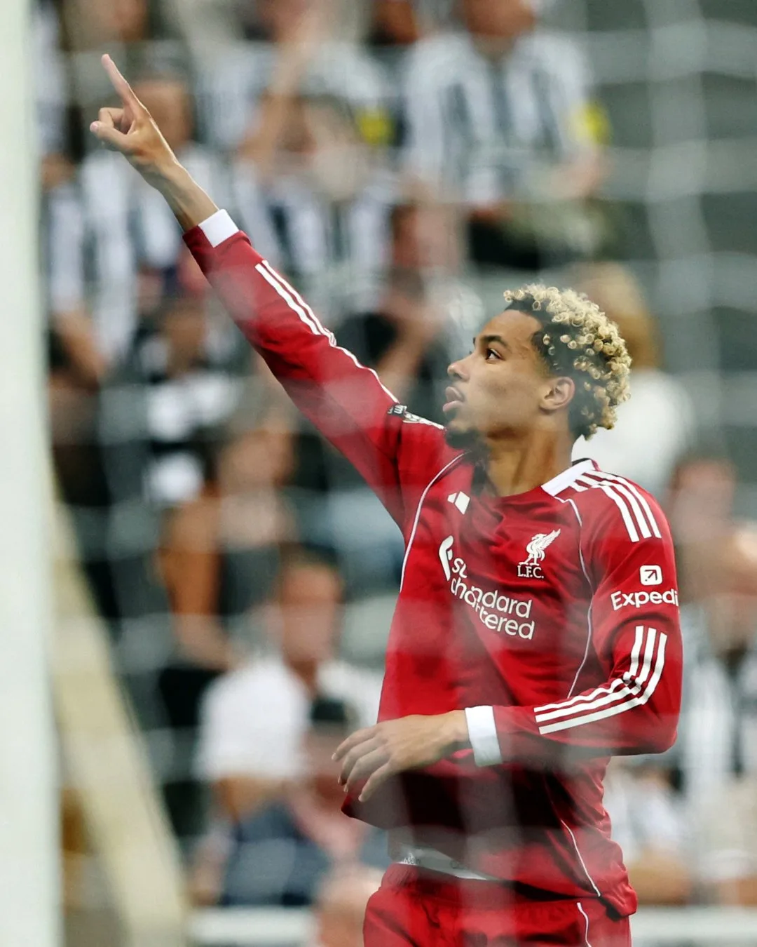 Hugo Ekitike Merayakan Golnya saat Liverpool Menang Dramatis 3-2 Atas Newcastle United di St. James' Park - Premier Leaguer 2025-2026 - EPOCHSTREAM
