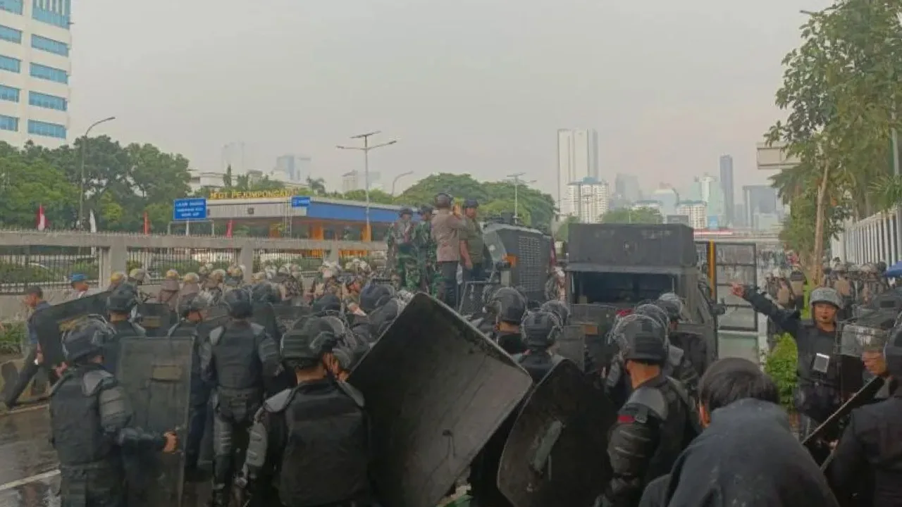 Pengemudi Ojol Tewas Dilindas Rantis Brimob saat Aksi Demonstrasi di DPR RI - EPOCHSTREAM