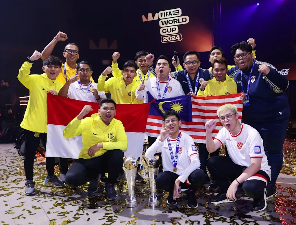 Tim Nasional Esports Indonesia dan Malaysia Foto Bersama Usai Gelaran FIFAe World Cup 2024 - EPOCHSTREAM
