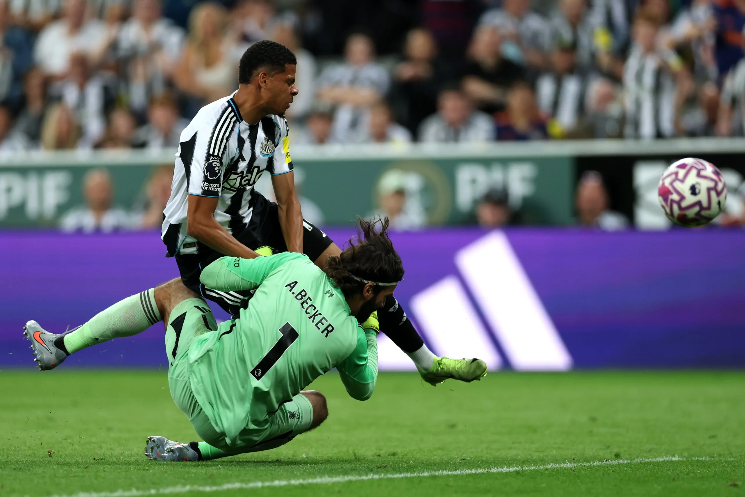 William Osula Mencetak Gol saat Newcastle United Kalah Dramatis 2-3 Atas Liverpool di St. James' Park - Premier Leaguer 2025-2026 - EPOCHSTREAM