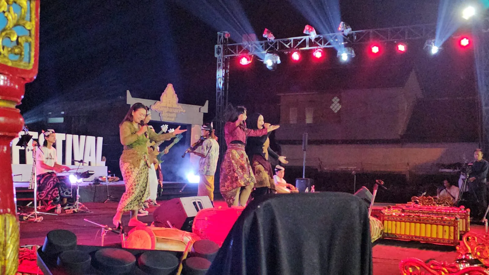 Kolaborasi Vale Jona Okta dan Arca Tatasawara Pukau Penonton Singhasari Jayanti Festival 2025 EPOCHSTREAM