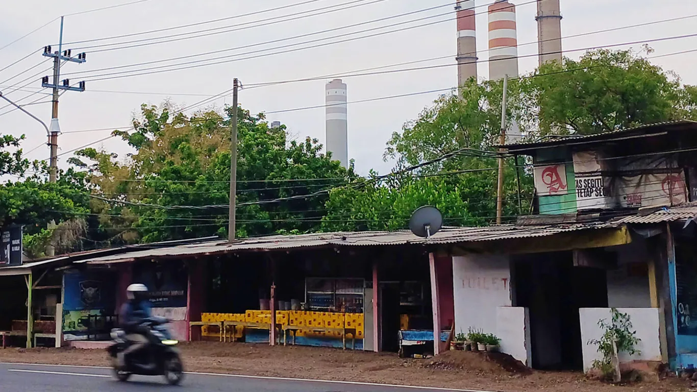 2 Nestapa di Balik Gemerlap PLTU Paiton Abdul Haq Epochstream | EPOCHSTREAM