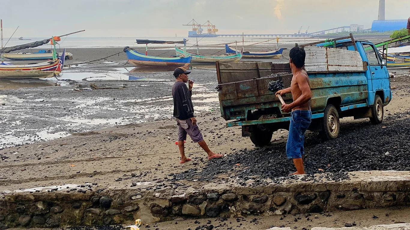 (4) Nestapa di Balik Gemerlap PLTU Paiton - Abdul Haq - Epochstream