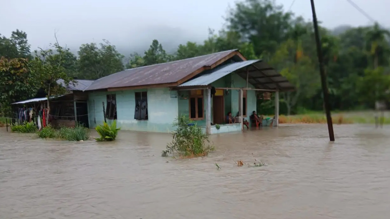 Banjir di Kabupaten Tapanuli Utara, Sumatra Utara - EPOCHSTREAM