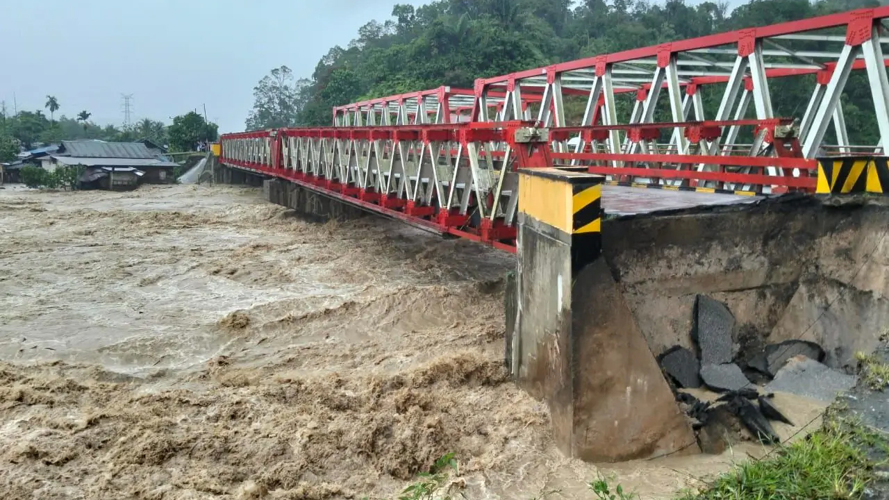 Kondisi jembatan yang terputus akibat banjir di Kabupaten Tapanuli Utara, Sumatra Utara- EPOCHSTREAM