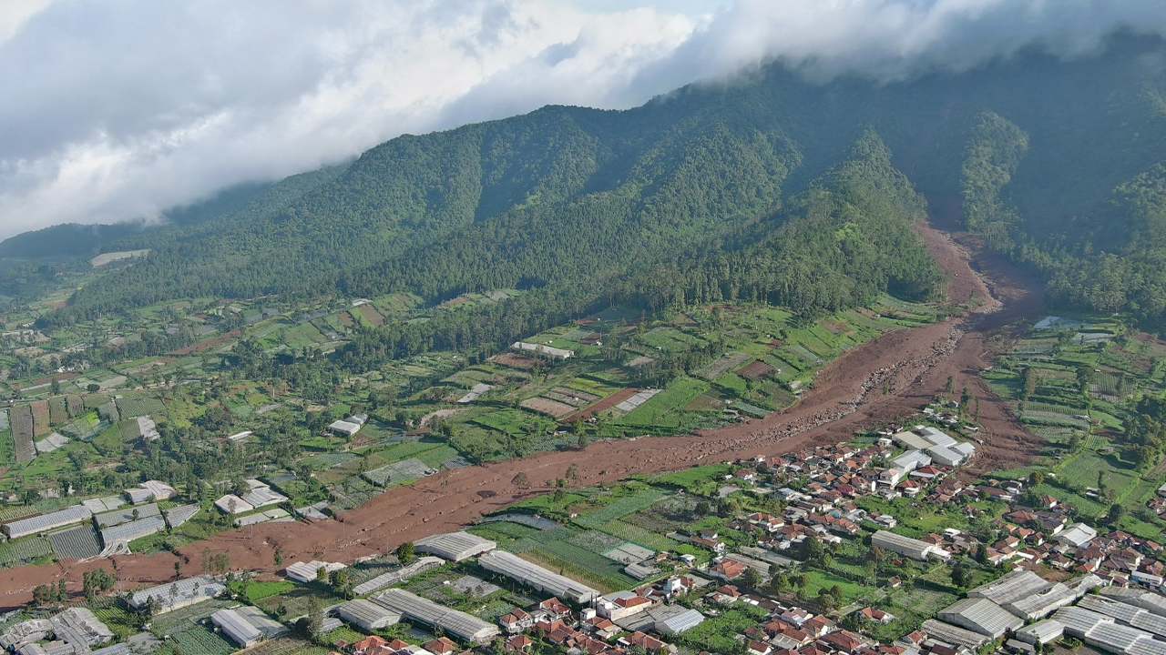 Bencana Tanah Longsor di Cisarua, Kabupaten Bandung Barat - EPOCHSTREAM