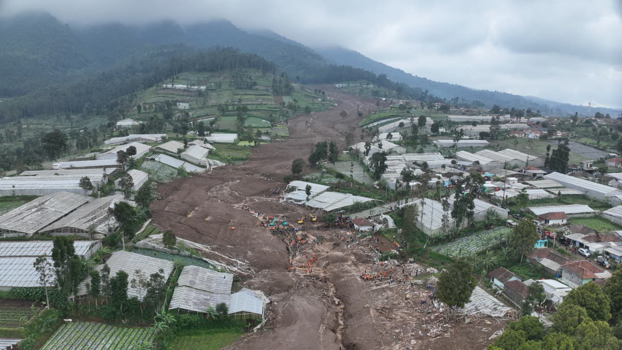 Bencana Tanah Longsor di Cisarua, Kabupaten Bandung Barat - EPOCHSTREAM