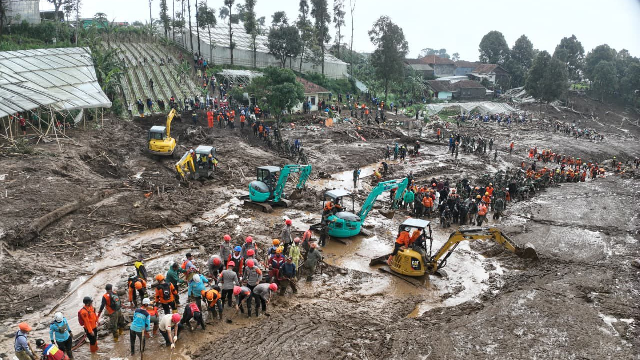 Bencana Tanah Longsor di Cisarua, Kabupaten Bandung Barat - EPOCHSTREAM