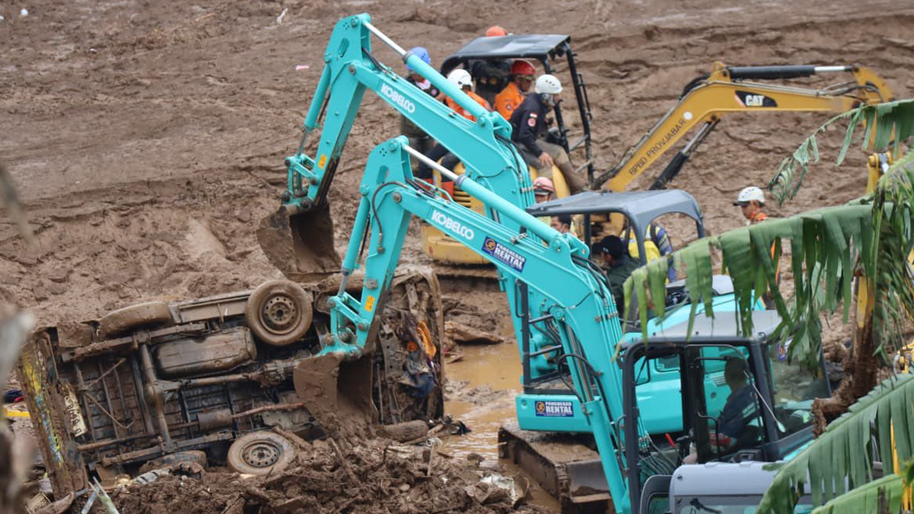 Bencana Tanah Longsor di Cisarua, Kabupaten Bandung Barat - EPOCHSTREAM