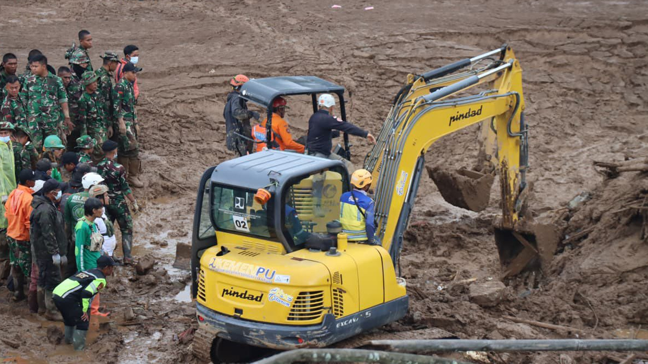 Bencana Tanah Longsor di Cisarua, Kabupaten Bandung Barat - EPOCHSTREAM