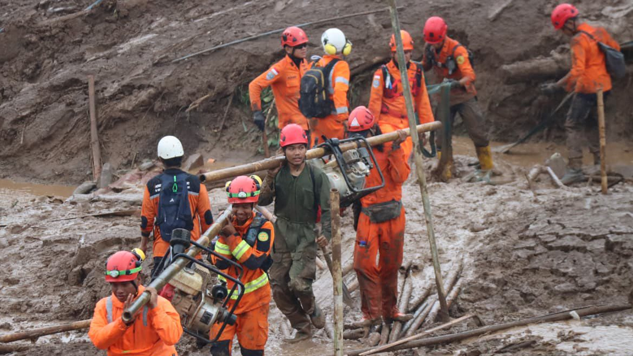 Bencana Tanah Longsor di Cisarua, Kabupaten Bandung Barat - EPOCHSTREAM