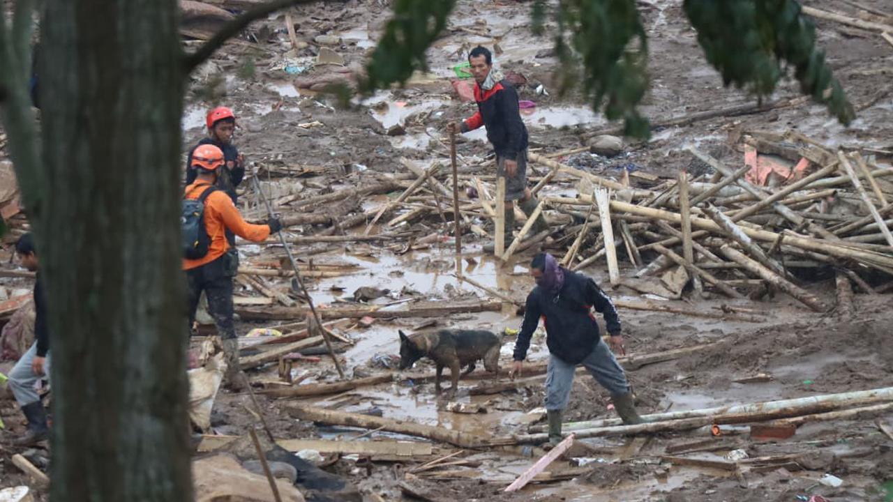 Bencana Tanah Longsor di Cisarua, Kabupaten Bandung Barat - EPOCHSTREAM