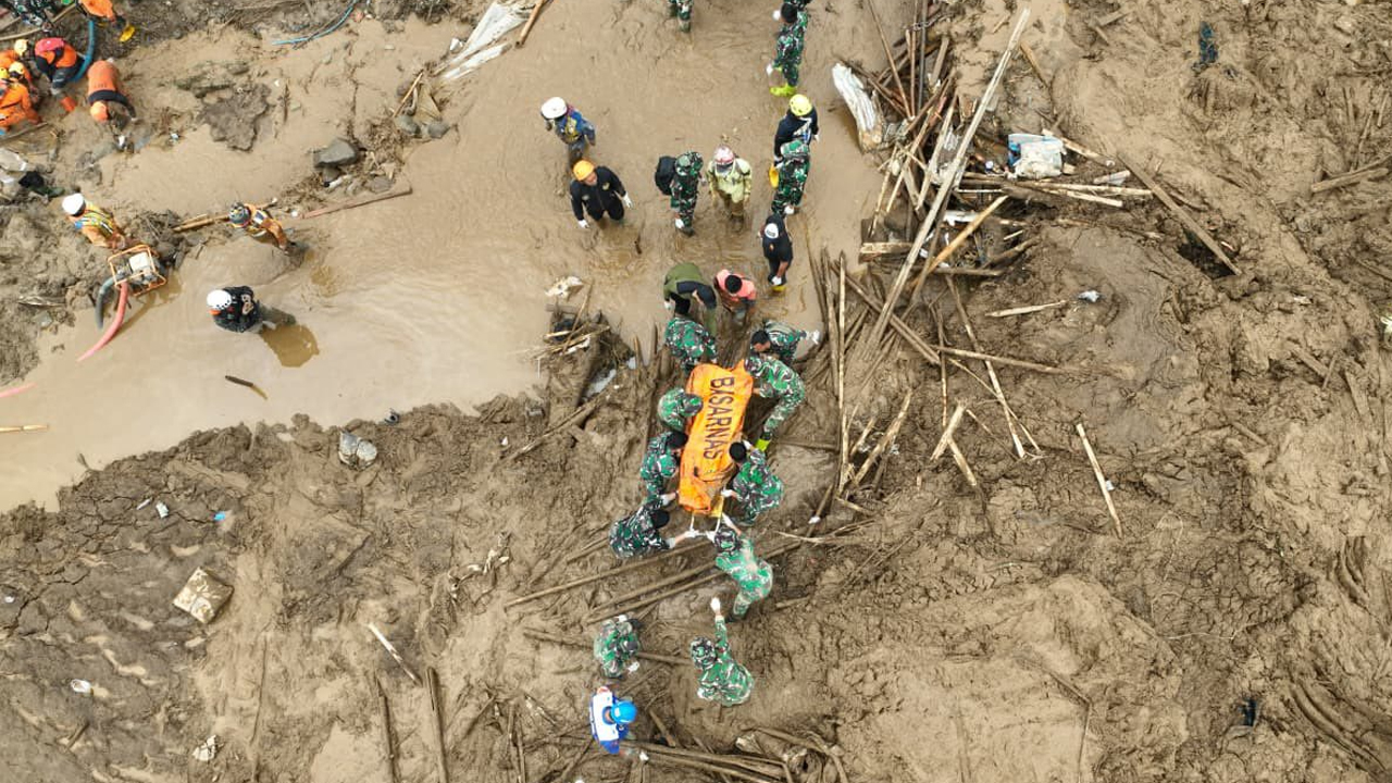 Bencana Tanah Longsor di Cisarua, Kabupaten Bandung Barat - EPOCHSTREAM