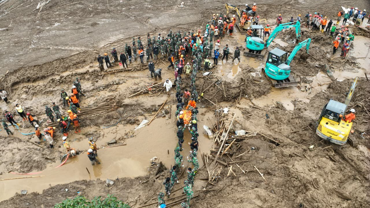 Bencana Tanah Longsor di Cisarua, Kabupaten Bandung Barat - EPOCHSTREAM