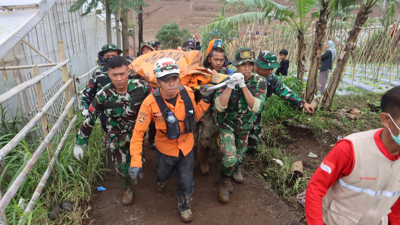 Bencana Tanah Longsor di Cisarua, Kabupaten Bandung Barat - EPOCHSTREAM