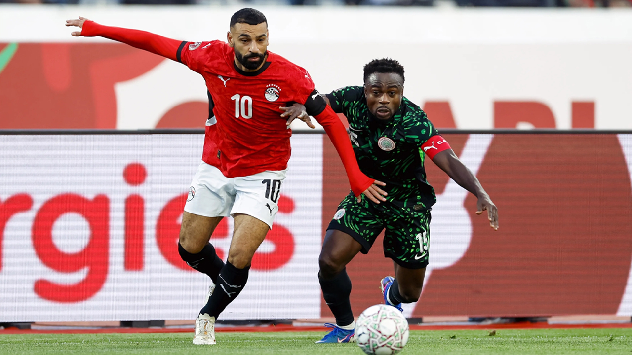 Bintang Mesir, Mohamed Salah, berebut bola dengan kapten Nigeria, Moses Simon, dalam laga perebutan tempat ketiga Piala Afrika 2025